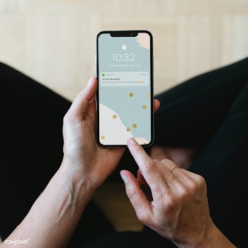 Woman reading a message from the bank on a mobile phone mockup | Free  psd mockup - 2328140