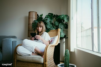 Woman reading an e-book on a digital tablet  during coronavirus quaran.. | Free  photo - 2311389