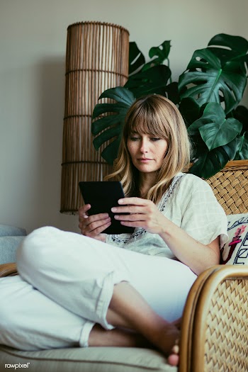 Woman reading an e-book on a digital tablet  during coronavirus quaran.. | Free  photo - 2313172