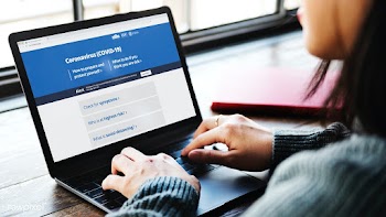 Woman reading coronavirus information from a laptop mockup with editor.. | Free  photo - 2312657