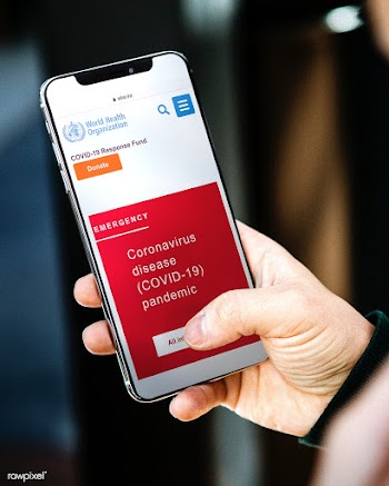 Woman reading coronavirus information from a phone mockup with editor.. | Free  photo - 2310726