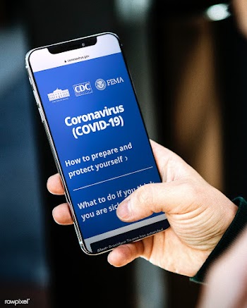 Woman reading coronavirus information from a phone mockup with editori.. | Free  photo - 2310733