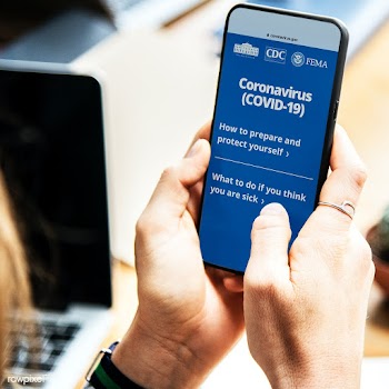 Woman reading coronavirus information from a phone mockup with editori.. | Free  photo - 2312120