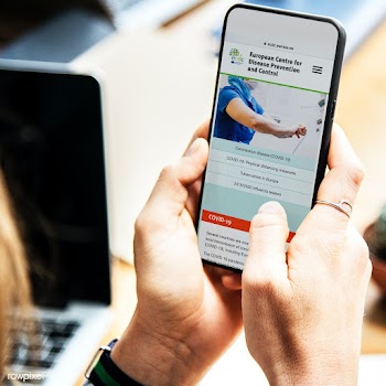 Woman reading coronavirus information from a phone mockup with editori.. | Free  photo - 2312135