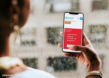 Woman reading coronavirus information from a phone mockup with editori.. | Free  photo - 2312255