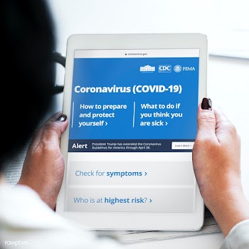 Woman reading coronavirus information from a tablet mockup with editor.. | Free  photo - 2311352