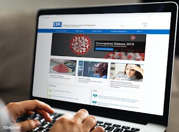 Woman reading coronavirus updates from a laptop mockup with editorial .. | Free  photo - 2311647