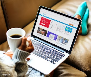 Woman reading coronavirus updates from a laptop mockup with editorial .. | Free  photo - 2311663