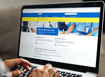 Woman reading coronavirus updates from a laptop mockup with editorial .. | Free  photo - 2311691