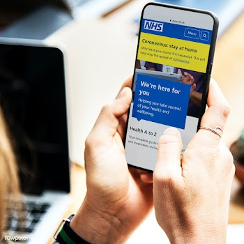 Woman reading coronavirus updates from a mobile phone mockup with edit.. | Free  photo - 2312118