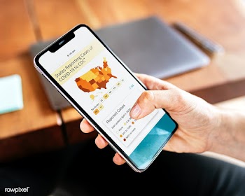 Woman reading coronavirus updates from a mobile phone mockup with edit.. | Free  photo - 2312641
