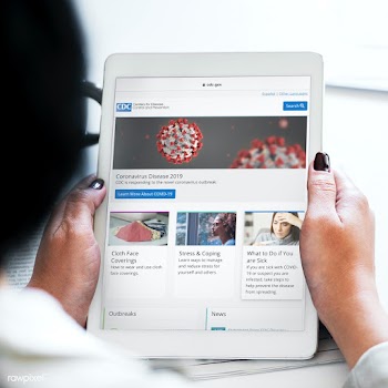 Woman reading coronavirus updates from a tablet mockup with editorial .. | Free  photo - 2311349