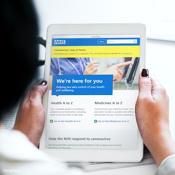 Woman reading coronavirus updates from a tablet mockup with editorial .. | Free  photo - 2311356