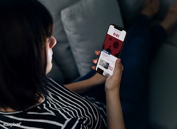 Woman reading the coronavirus news update on a mobile phone mockup  | Free  psd mockup - 2312119