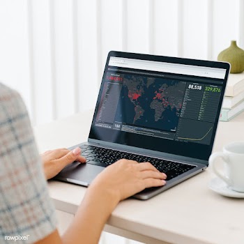 Woman reading the report of coronavirus cases from a laptop mockup wit.. | Free  photo - 2312270