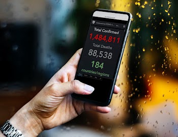 Woman reading the report of coronavirus cases from a phone mockup with.. | Free  photo - 2312140