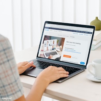 Woman ready for an interview from a laptop mockup with editorial graph.. | Free  photo - 2312276