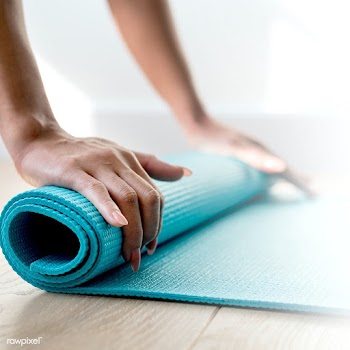 Woman rolling up a yoga mat during coronavirus quarantine | Free  photo - 2307558