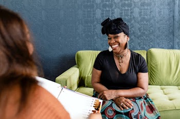 Woman selecting her new hair with the beauty… | Free stock photo | High Resolution image