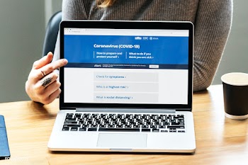 Woman showing coronavirus updates from a laptop mockup with editorial .. | Free  photo - 2312219