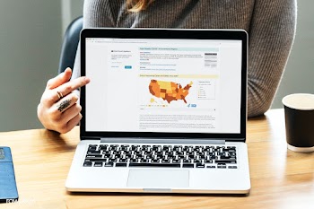 Woman showing coronavirus updates from a laptop mockup with editorial .. | Free  photo - 2312257