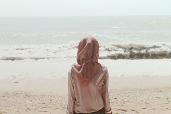 Woman sitting on beach shore | Free Photo - rawpixel