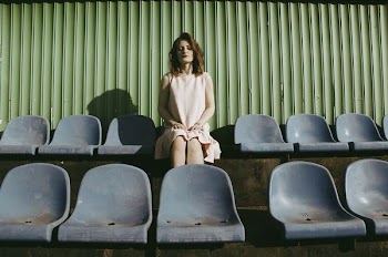 woman sitting on gang chair