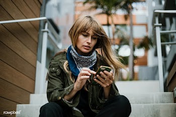 Woman sitting on the steps using a mobile phone during coronavirus out.. | Free  photo - 2308856