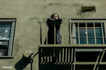 Woman standing on fire escape during the coronavirus lockdown | Free  photo - 2328895