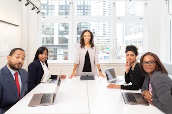 Woman Standing on the Center Table With Four People on the Side · Free Stock Photo