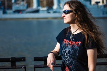 Woman Standing While Wearing Black Framed Sunglasses