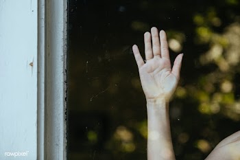 Woman staring out the window during a lockdown.  | Free  photo - 2328887