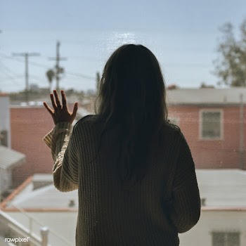 Woman staring out the window during a lockdown | Free  photo - 2330330