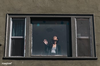 Woman staring out the window during the coronavirus lockdown.  | Free  photo - 2330331