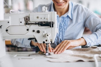 Woman tailor working at the sewing factory Free Photo