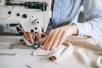 Woman tailor working at the sewing factory Free Photo