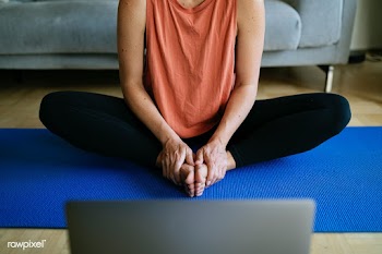 Woman taking an online yoga class during coronavirus quarantine | Free  photo - 2310780