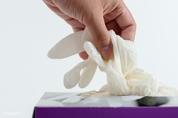 Woman taking disposable gloves from the box   | Free  photo - 2302200