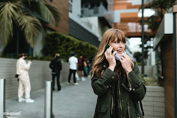 Woman talking on the phone during coronavirus outbreak  | Free  photo - 2308917