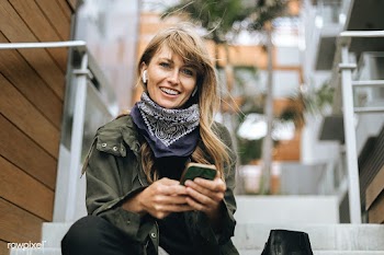 Woman texting on her phone | Free  photo - 2311935