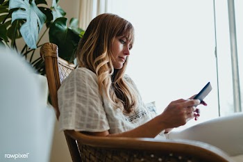 Woman using a digital tablet during coronavirus quarantine at home | Free  photo - 2310160