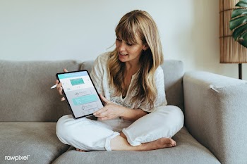 Woman using a digital tablet  during coronavirus quarantine | Free  photo - 2314054