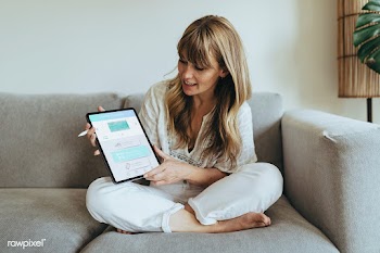 Woman using a digital tablet  during coronavirus quarantine | Free  psd mockup - 2314057
