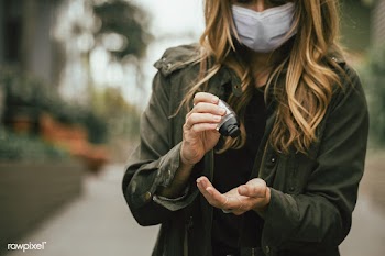 Woman using a hand sanitizer during coronavirus pandemic | Free  photo - 2312802