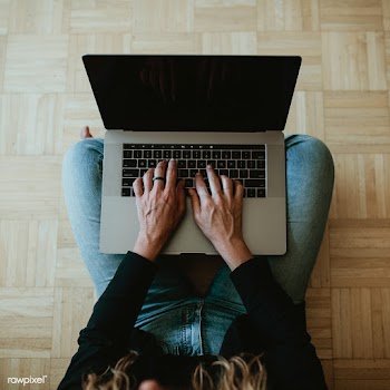 Woman using a laptop while working at home during the coronavirus outb.. | Free  photo - 2328068