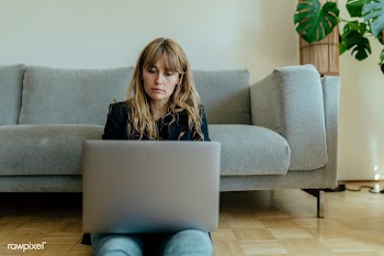 Woman using a laptop while working at home during the coronavirus outb.. | Free  photo - 2328910
