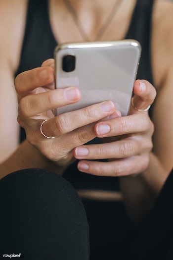 Woman using a mobile phone at home during the coronavirus quarantine | Free  photo - 2329931