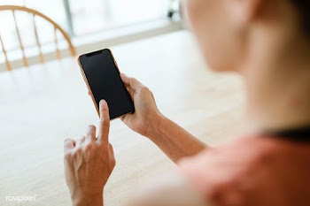 Woman using a mobile phone mockup during coronavirus quarantine | Free  photo - 2310149