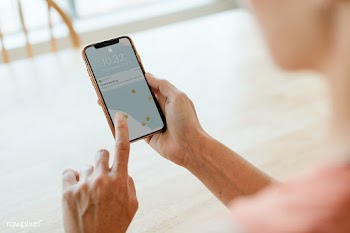 Woman using a mobile phone mockup during coronavirus quarantine | Free  psd mockup - 2311541