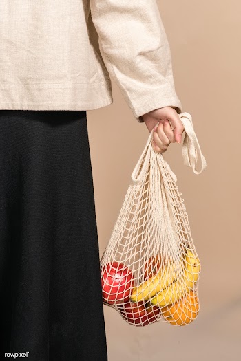 Woman using a net bag to carry fruits | Free  photo - 2293374